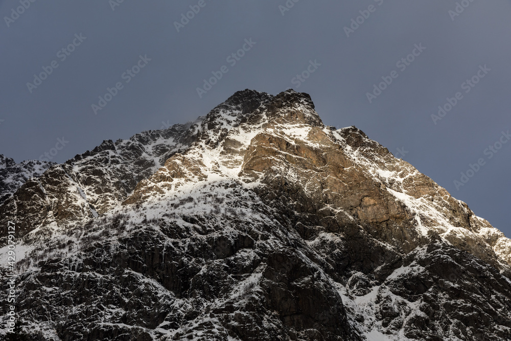 Gipfel von einem massiven Fels im Winter
