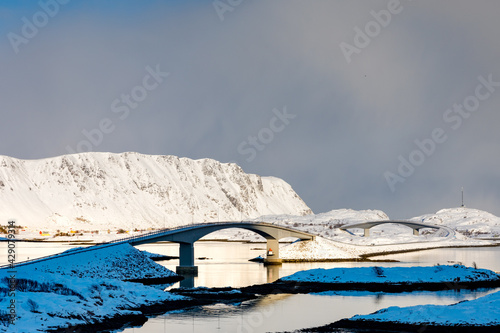 Fredvang Brücke an der E10, Lofoten, Norwegen