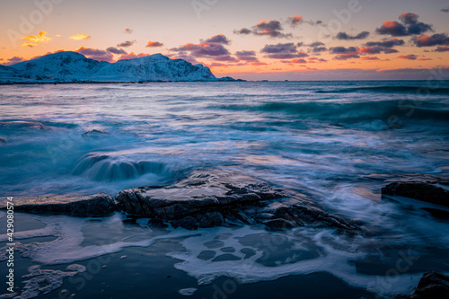 Langzeitbelichtung vom Flakstad Strand auf den Lofoten  Norwegen