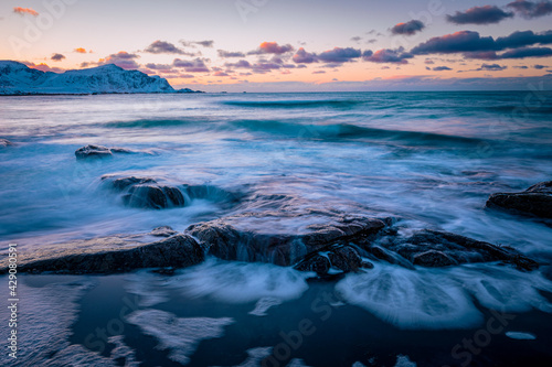 Langzeitbelichtung vom Flakstad Strand auf den Lofoten, Norwegen
