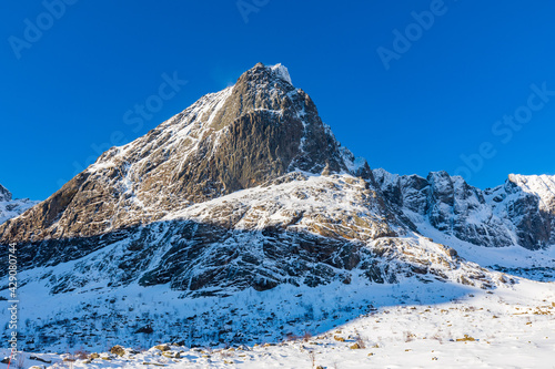 Winterlandschaft mit schneebedecktem Ufer an einem See auf den Lofoten, Norwegen photo