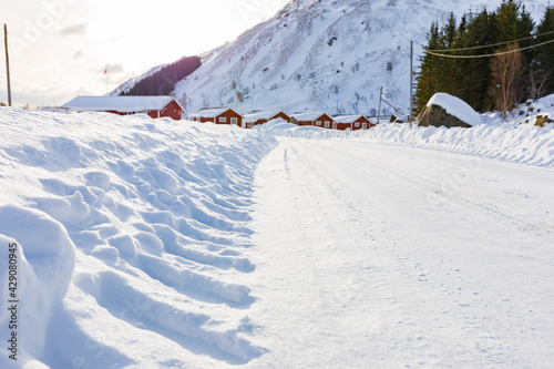 freigeräumte Straße mit schneebedeckter Fahrbahn im Winter von Norwegen