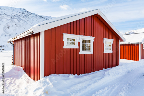 Rote Ferienhütten in Norwegen