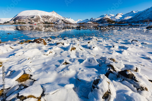 Winterlandschaft mit Eis und Schnee in Lofoten, Norwegen