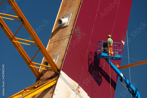 Pintura de estrutura para cabos de estais para suporte de ponte esaiada. Paraná Brasil.  photo