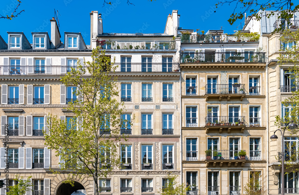Paris, beautiful building, boulevard Beaumarchais in the 11e district
 - obrazy, fototapety, plakaty 