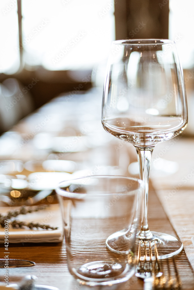 Gedeckter Tisch mit Weinglas und Wasserglas in Restaurant für Feier