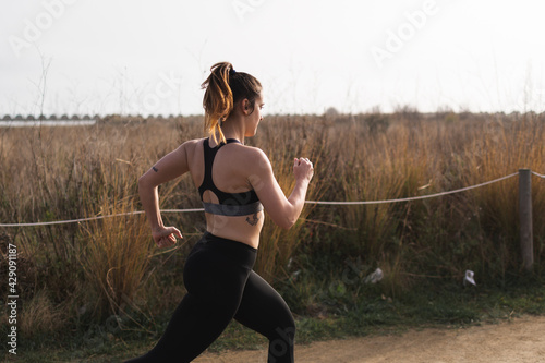 Fotografie Chica haciendo deporte al aire libre