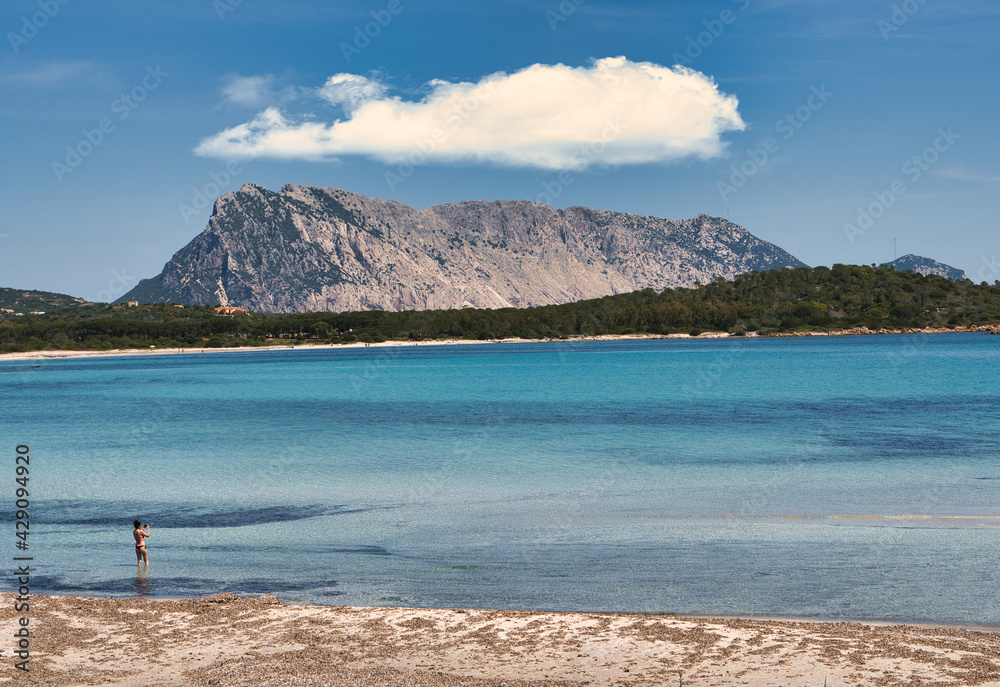 Una Bella Donna nella fantastica Spiaggia di cala brandinchi nel nord sardegna