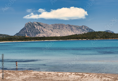 Una Bella Donna nella fantastica Spiaggia di cala brandinchi nel nord sardegna photo