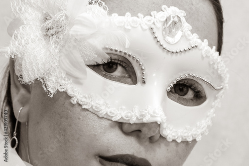 Retrato de uma jovem mulher com máscara