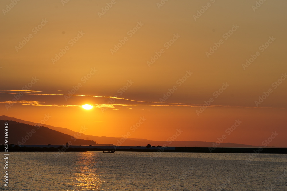 Obraz premium Sunset over the small harbor