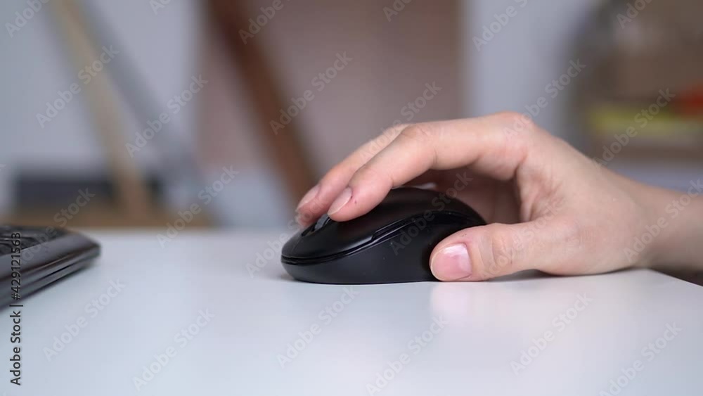 close-up hand moves the computer mouse at the desktop Video HD close-up hand moves the computer mouse at the desktop Video HD