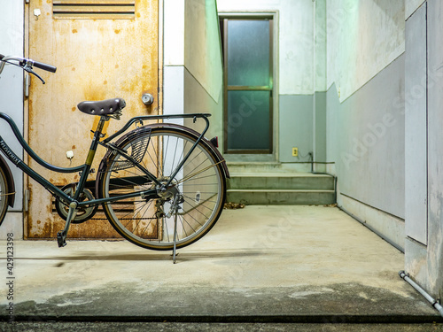 建物のエントランスに置かれた自転車 © ohira02