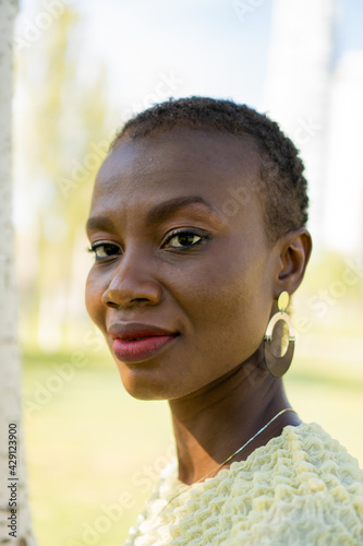 Canvas Print Portrait of an African-American woman standing in a park, straight to the camera