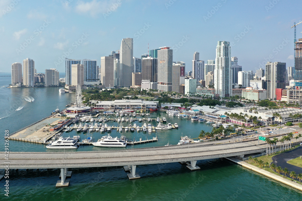Obraz premium Aerial view of Bayside Marketplace and City of Miami, Florida.