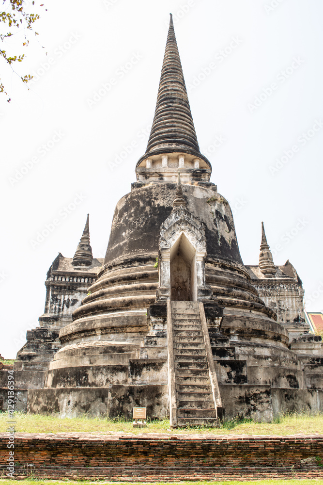 Fototapeta premium Old pagodas within Wat Phra Si Sanphet was the holiest temple in Ayutthaya that is ancient capital of Thailand 