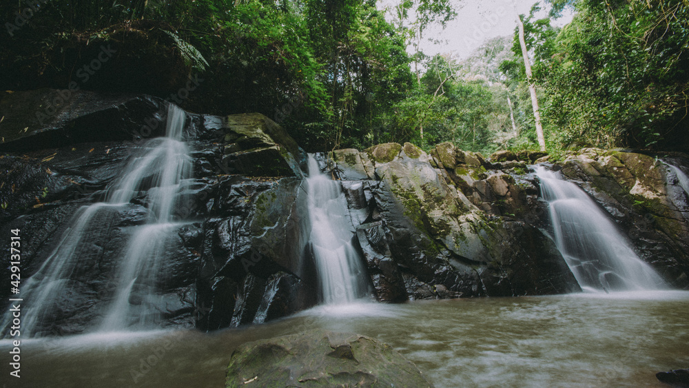 Obraz premium Waterfall in the middle of the forest