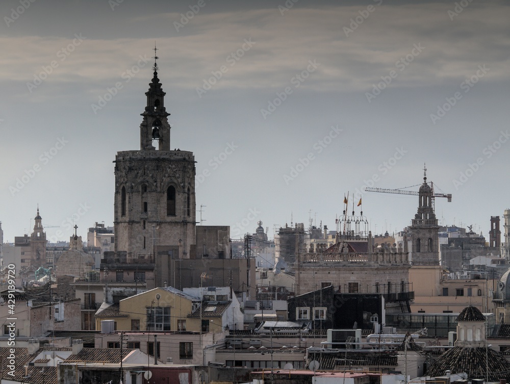 Valencia desde la azotea. Vista del campanario de la catedral de Valencia llamado Miguelete
