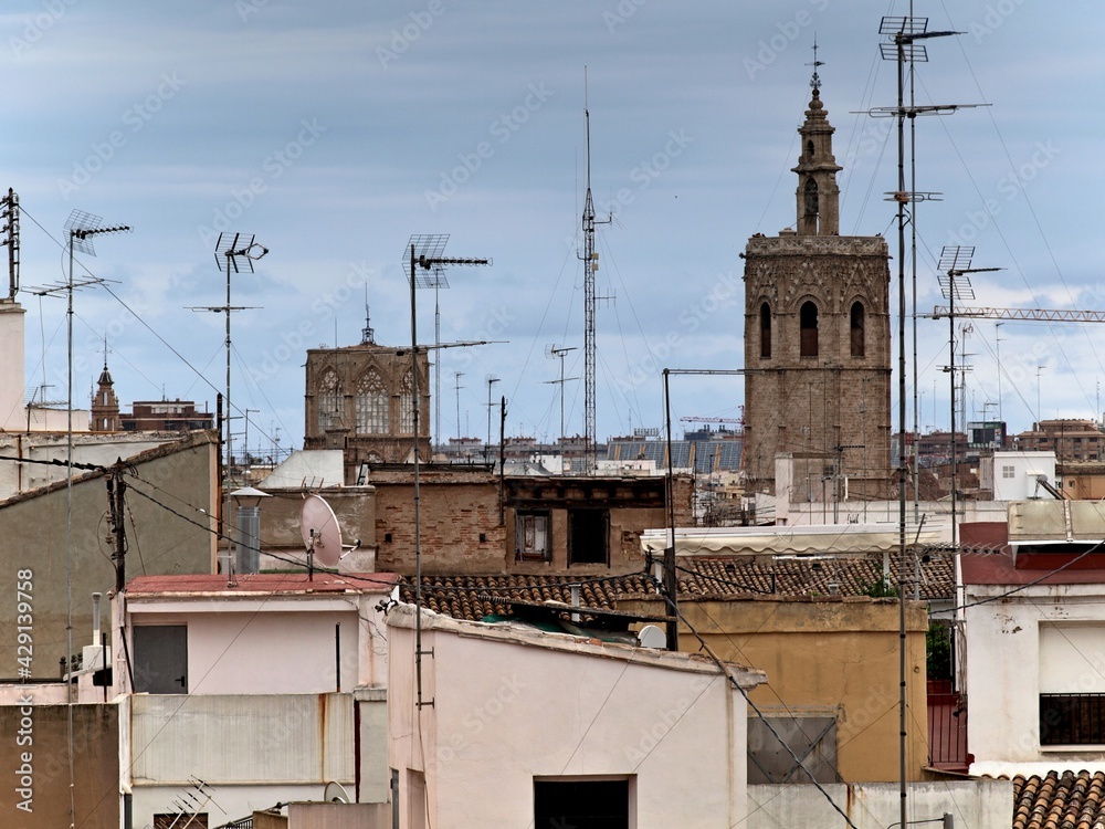 Valencia desde la azotea. Vista del campanario de la catedral de Valencia llamado Miguelete Valencia desde la azotea. Vista del campanario de la catedral de Valencia llamado Miguelete