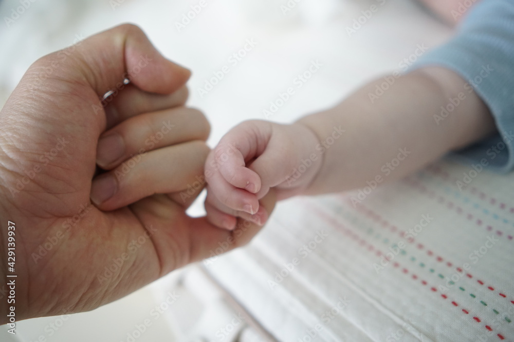 아빠와 아기손, 엄마와 아기손, Dad and baby holding hands 스톡 사진 | Adobe Stock