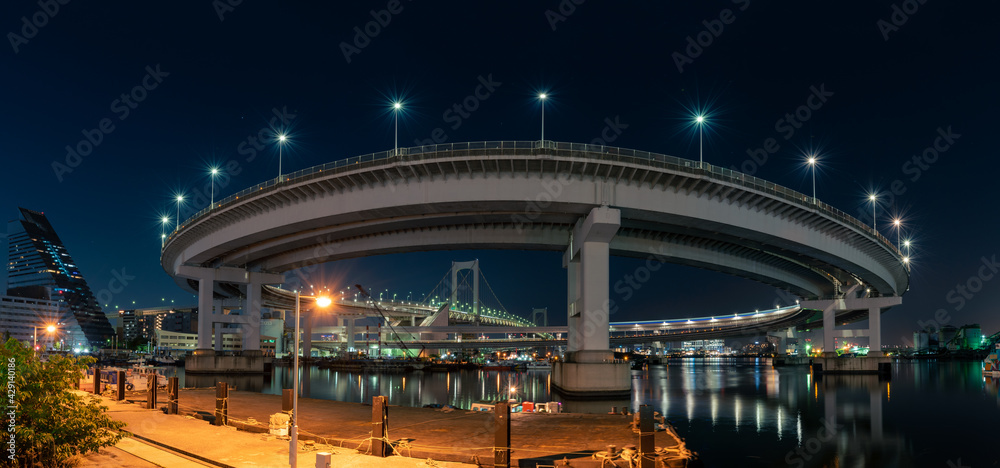 Obraz premium 芝浦ふ頭ループ橋とレインボーブリッジ