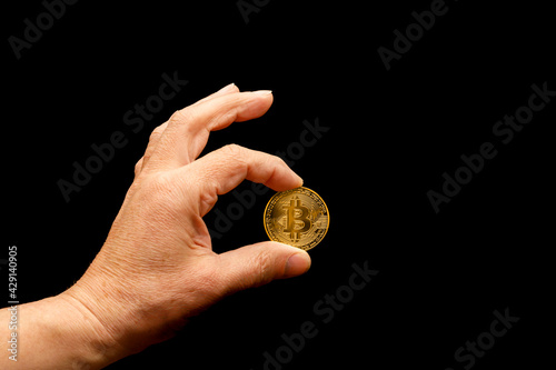 Menschliche Hand hält Bitcoin-Münze