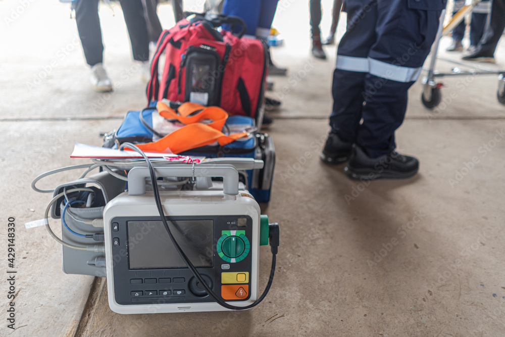 Nursing staff training in the use of the heart wave detector in an emergency accident