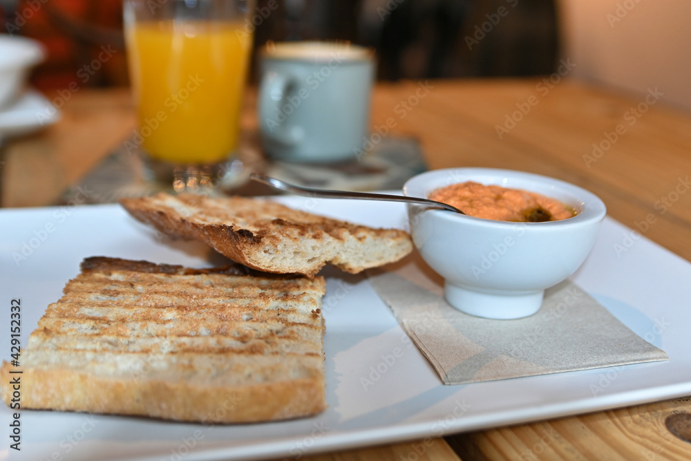 Toasted bread with tomato. Toast with crushed tomato. Delicious continental breakfast. Breakfast of toast with tomato, coffee and orange juice. Toasted bread with tomato. Toast with crushed tomato. Delicious continental breakfast. Breakfast of toast with tomato, coffee and orange juice.