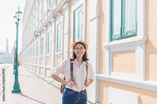 Photography Young asian woman with backpack and straw hat travel in old town Bangkok, Thaila