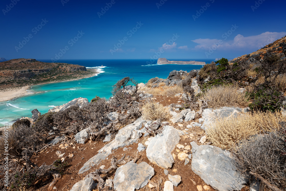 Widok na lagunę Balos na greckiej wyspie Krecie. Krajobraz morski. Bezludna wyspa, piaszczyste plaże i lazurowa woda w morzu.	