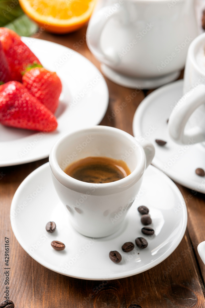 Tazzina di espresso e colazione italiana Tazzina di espresso e colazione italiana