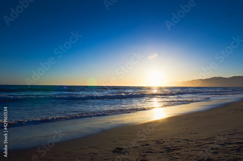 Plage californienne au coucher du soleil  vaguelettes