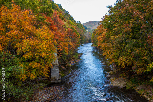 秋の滝上町錦仙峡の紅葉
