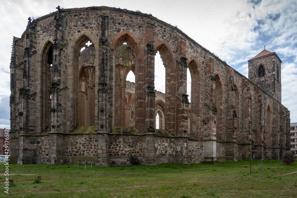 im 2 Weltkrieg zerstörte Kirche, St. Nikolai in Zerbst