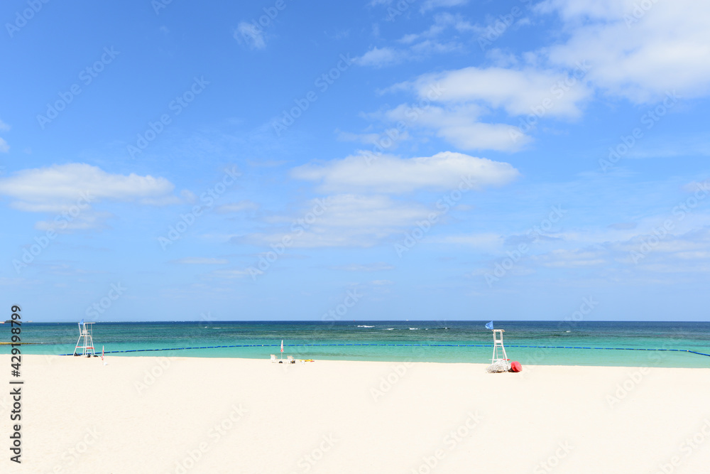 白い砂浜とさわやかな青空