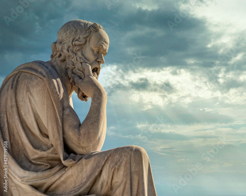 Foto Socrates the ancient Greek philosopher and thinker under impressive sky, Athens