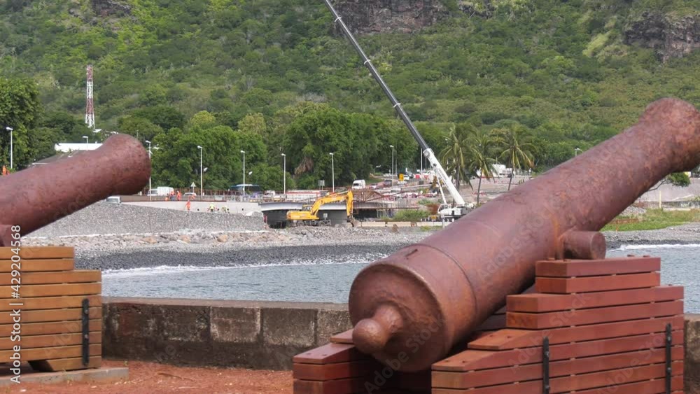 Vue du Barachois de Saint Denis de l'île Tropicale de la Réunion (France) sur laquelle on aperçoit un chantier de construction d'une route au dessus de la mer par un temps ensoleillé