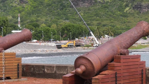 Vue du Barachois de Saint Denis de l'île Tropicale de la Réunion (France) sur laquelle on aperçoit un chantier de construction d'une route au dessus de la mer par un temps ensoleillé