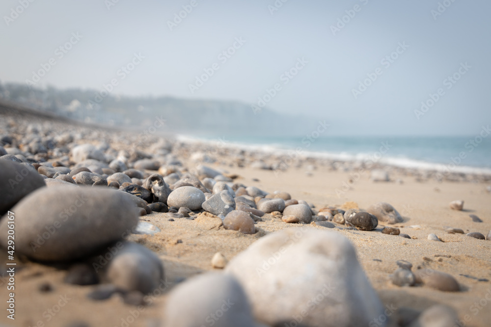 Galets sur une plage de sable en Normandie, à Fécamp - Couleurs apaisantes pour relaxation Galets sur une plage de sable en Normandie, à Fécamp - Couleurs apaisantes pour relaxation