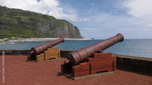 Vue du Barachois de Saint Denis de l'île Tropicale de la Réunion (France) sur laquelle on aperçoit un chantier de construction d'une route au dessus de la mer par un temps ensoleillé