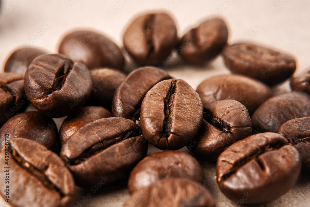 Naklejka premium close-upGroup of brown coffee grains background, macro, close up