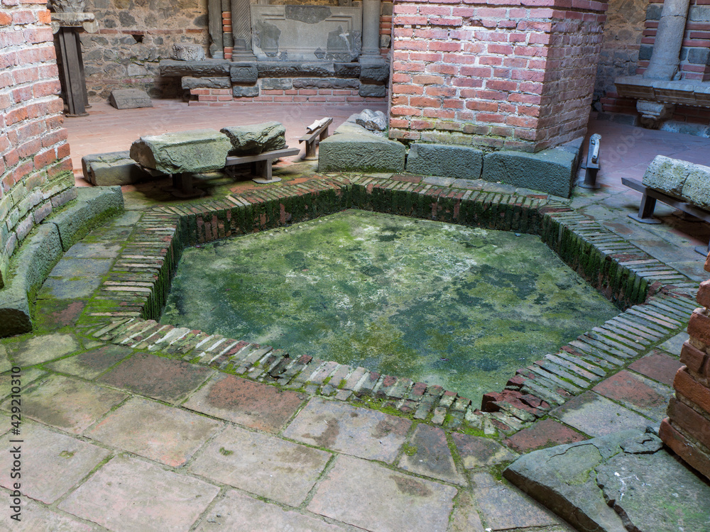 Fototapeta premium Roman settlement, Felix Romuliana in Serbia, 3rd and 4th centuries. Old roman bath.