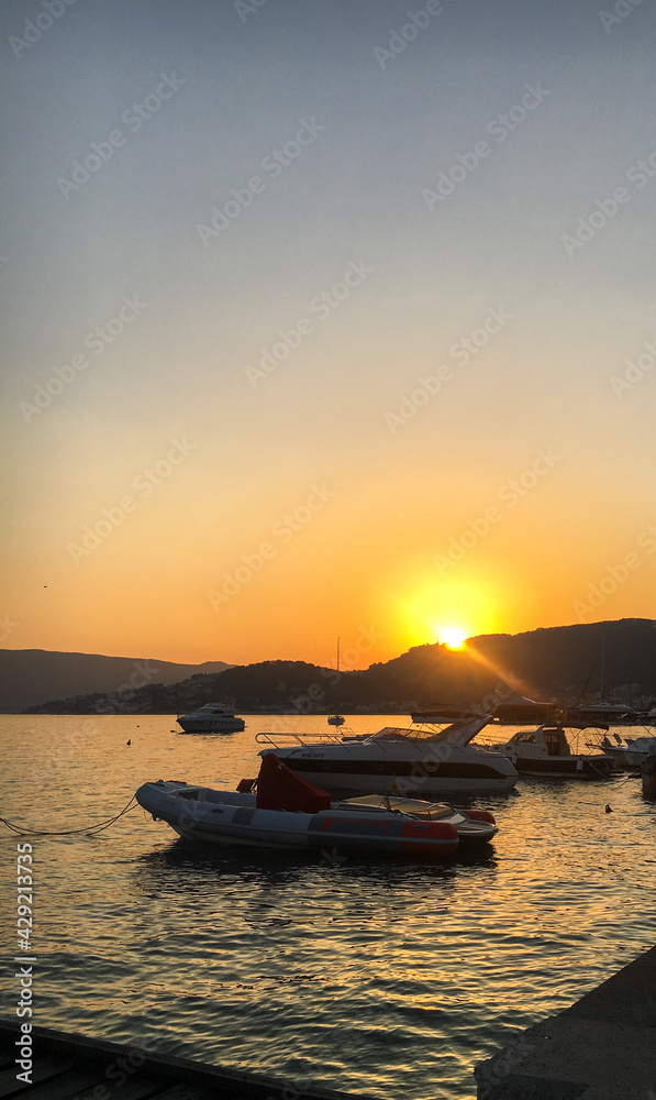 Sol al finalizar un dia de verano en Montenegro