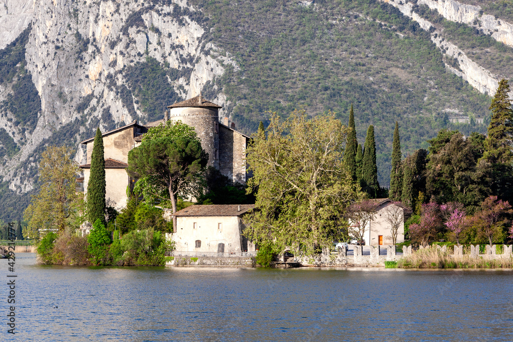 Mandruzzo, Trento.  Lago di Toblino con il castello originario del XII secolo su un promontorio-penisola