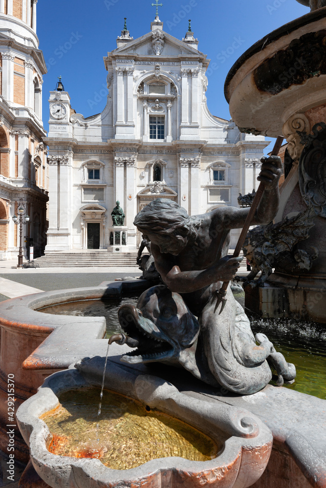 Loreto. Dettaglio della fontana maggiore con scultura bronzea a Piazza