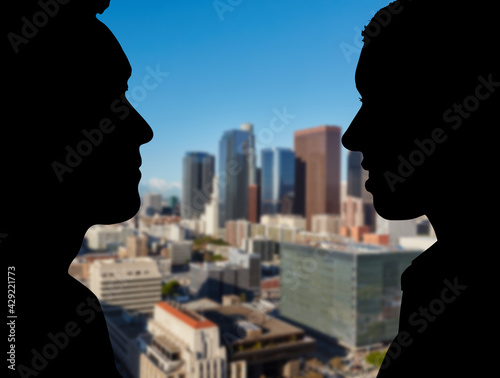 Zwei Geschäftsleute im Profil vor Los Angeles Skyline