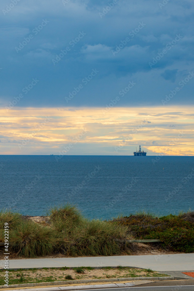 Fototapeta premium Oil rig on the horizon