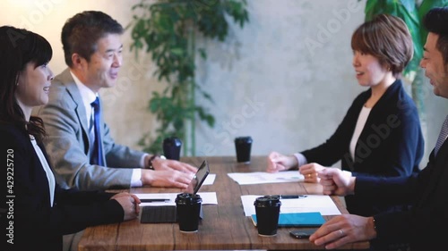 ミーティングをするビジネスマンとビジネスウーマン