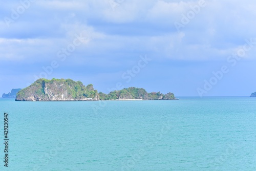 Fototapeta Naklejka Na Ścianę i Meble -  View of Koh Maprao from Sairee Beach in Chumphon Province